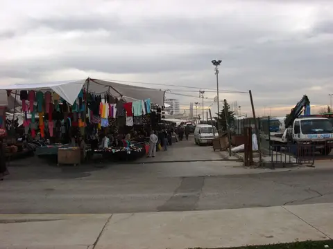 Açık alanda tentelerle kurulmuş pazar yerinde giyim tezgâhları