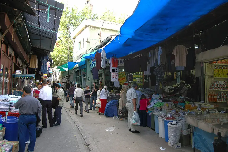 Ankara'da tenteli dükkânların sıralandığı çarşı sokağı