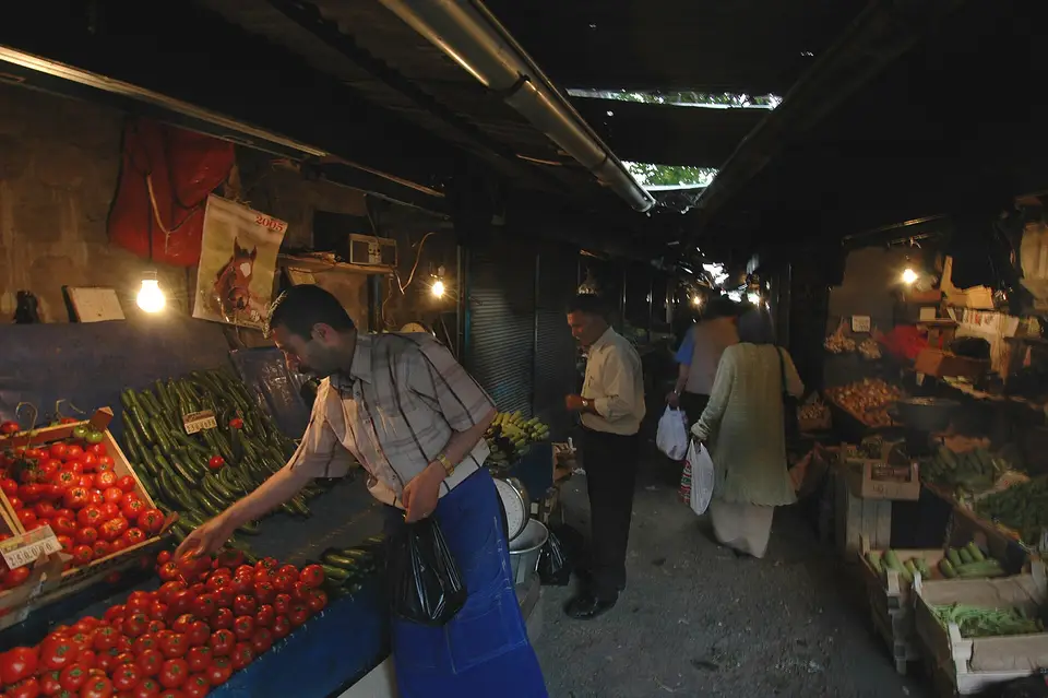 Ankara'da bir çarşıda domates ve sebze tezgâhı