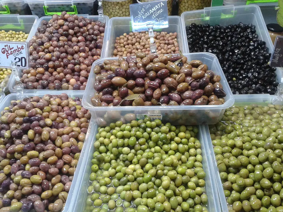 Ankara'da bir pazar tezgâhında kaplara ayrılmış yeşil, mor ve siyah zeytin çeşitleri