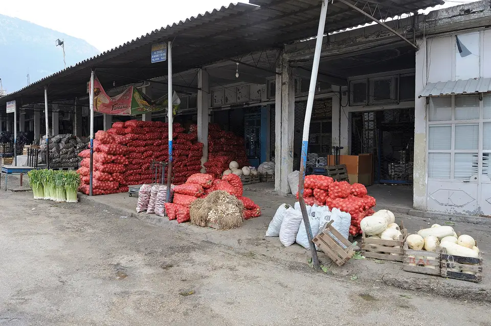 Antakya'da eski sebze pazarında çuvallar içinde soğan, patates ve kasalarda sebze