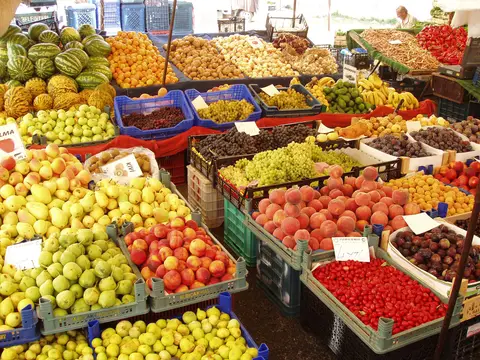 Alanya'da bir meyve pazarında kasalara dizilmiş elma, şeftali, domates, kavun ve kırmızı biberler