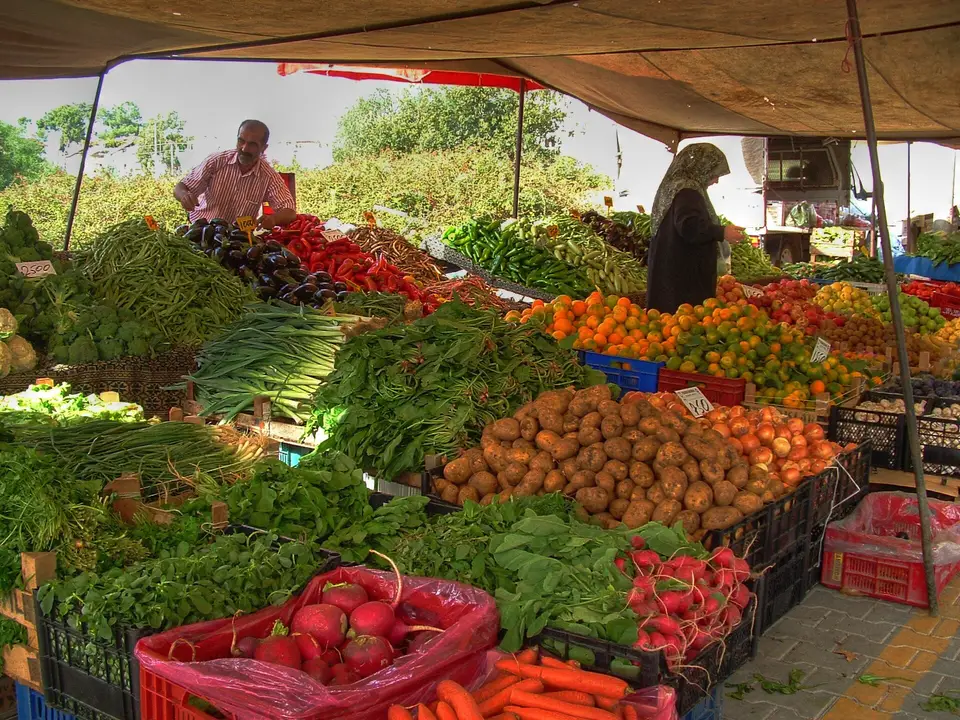 Tente altında domates, patates, yeşillik ve biber tezgâhı