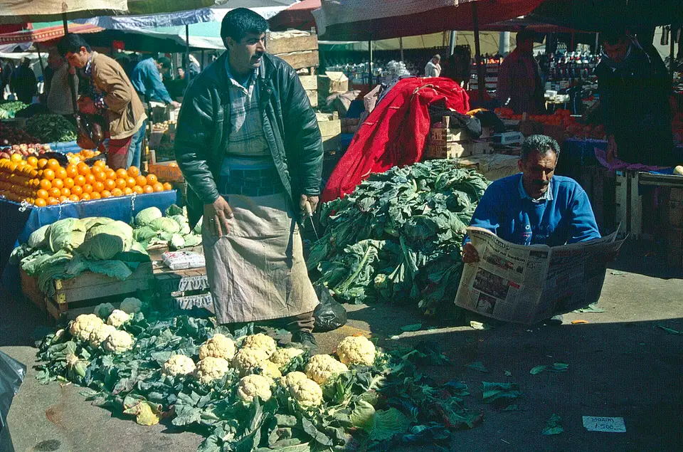 İzmir Balçova pazarında karnabahar ve yeşillik tezgâhı