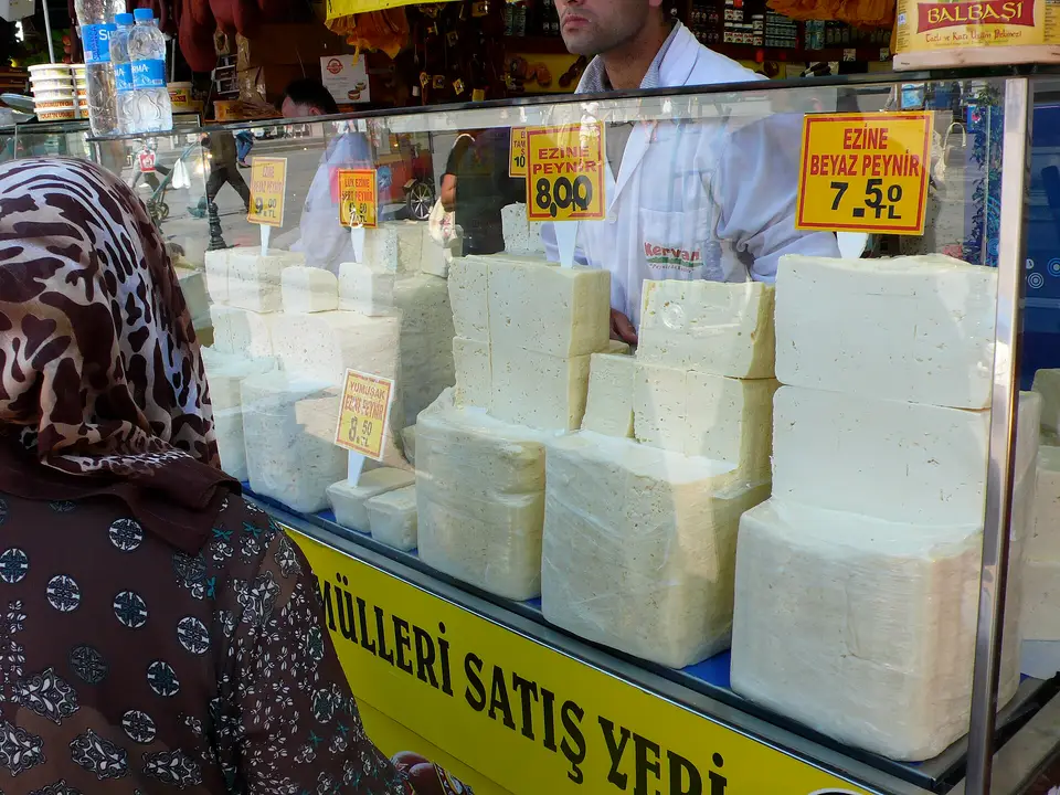 Tezgâhta fiyat kartlı beyaz peynir blokları