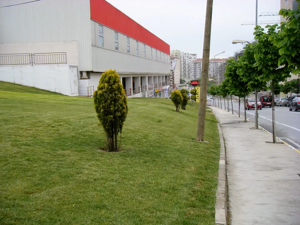 İstanbul Beylikdüzü'nde kapalı semt pazarı binası ve önündeki yeşil alan