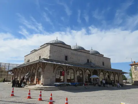 Beyşehir'de kubbeli tarihî bedesten binası ve revakları