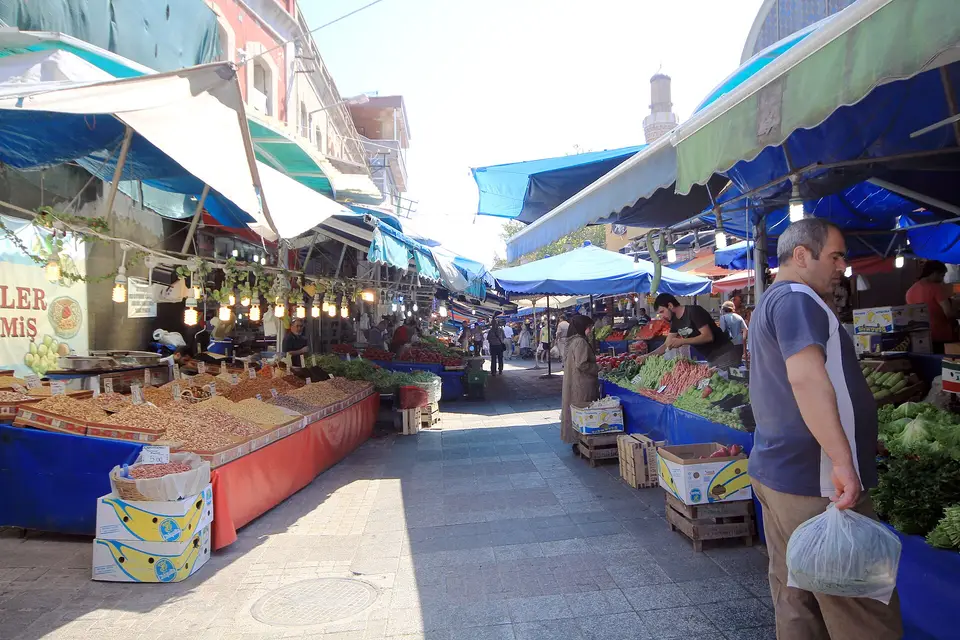Bursa'da mavi tenteli tezgâhların uzandığı pazar sokağı