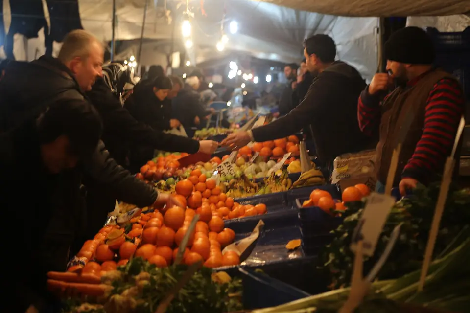 İstanbul'da pazar tezgâhında kasalar içinde domates ve portakal