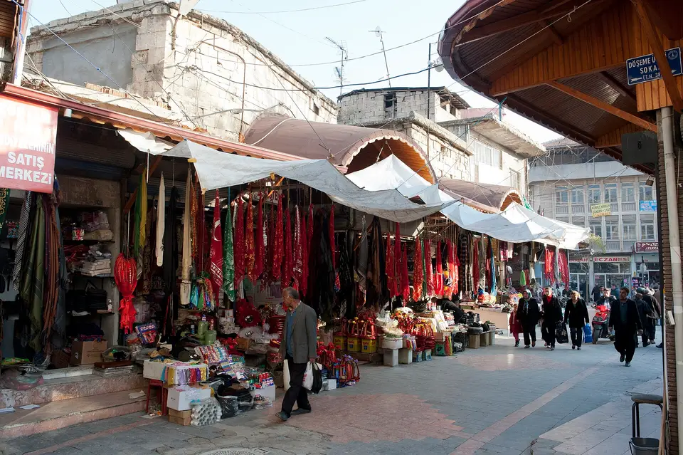 Gaziantep'te tenteli çarşı sokağında kurutulmuş biber ve patlıcan asılı dükkânlar