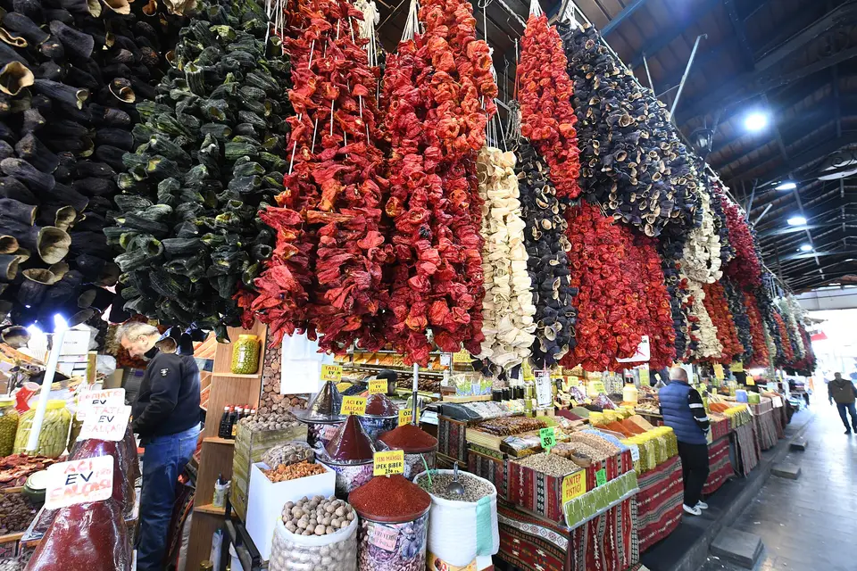 Gaziantep çarşısında dizi dizi asılmış kuru biber, patlıcan ve baharat tezgâhları