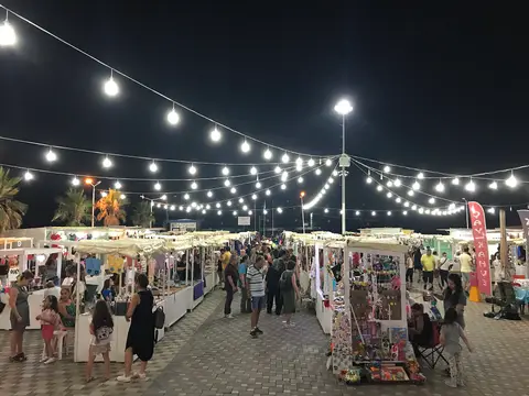 İzmir Güzelbahçe'de ampullerle aydınlatılmış gece pazarı