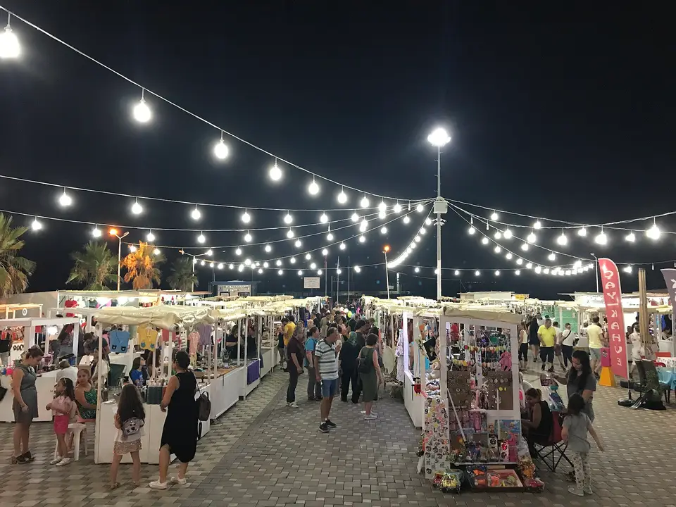 İzmir Güzelbahçe'de ampullerle aydınlatılmış gece pazarı