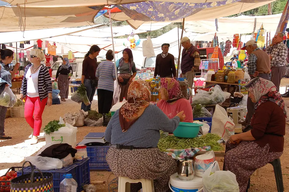 Kaş pazarında yere kurulan tezgâhlarda ürünlerini satan kadınlar