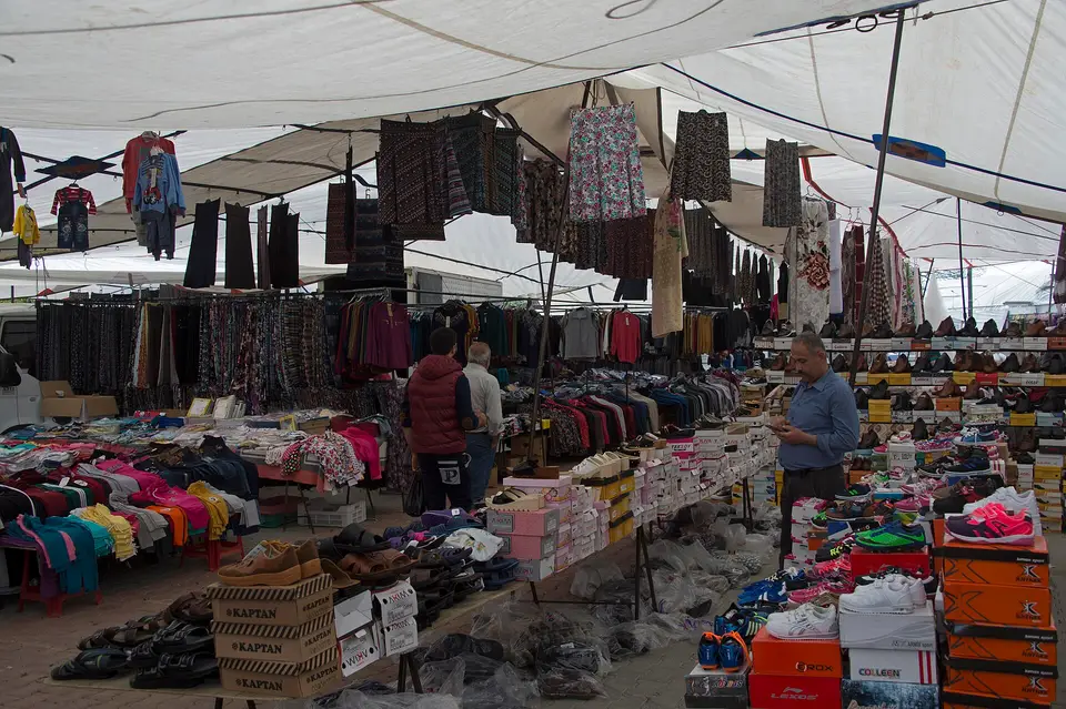Kaş'ın Kınık mahallesinde pazar günü tente altında giyim ve ayakkabı tezgâhları