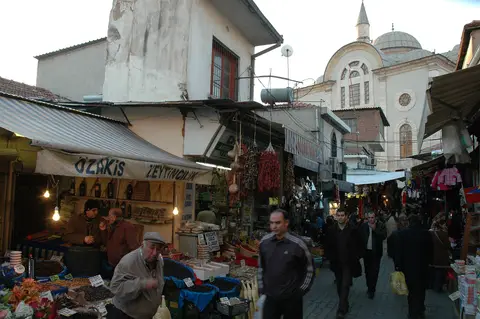 İzmir Kemeraltı Çarşısı'nda dükkânların önünde kalabalık sokak