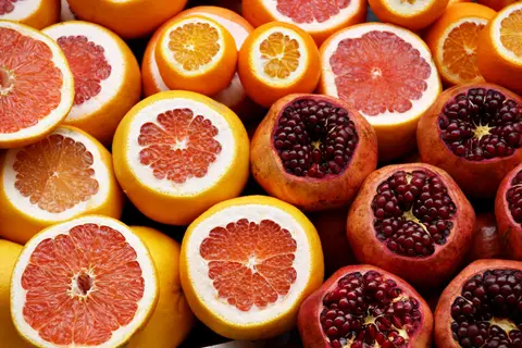 Kesilmiş kan portakalı, greyfurt ve narlar
