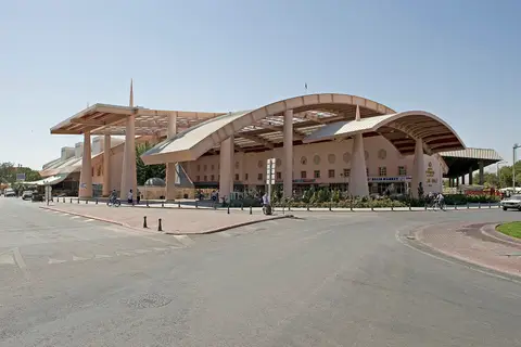 Konya'da kavisli çatılı çarşı binası