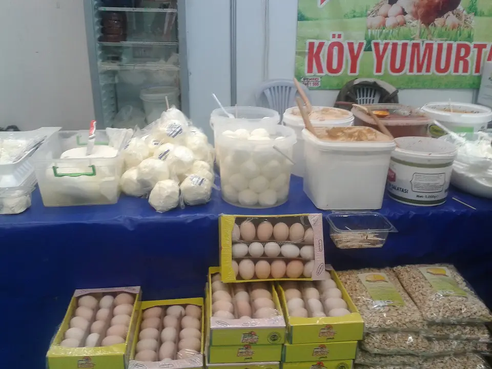 Ankara'da ekolojik ürün tezgâhında köy yumurtası ve süt ürünleri