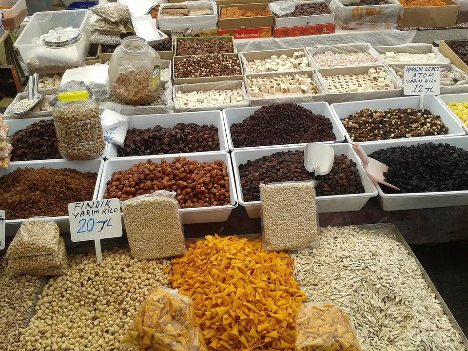 Köyceğiz pazarında fiyat kartlı kaplarda kuru meyve, leblebi ve kuruyemiş