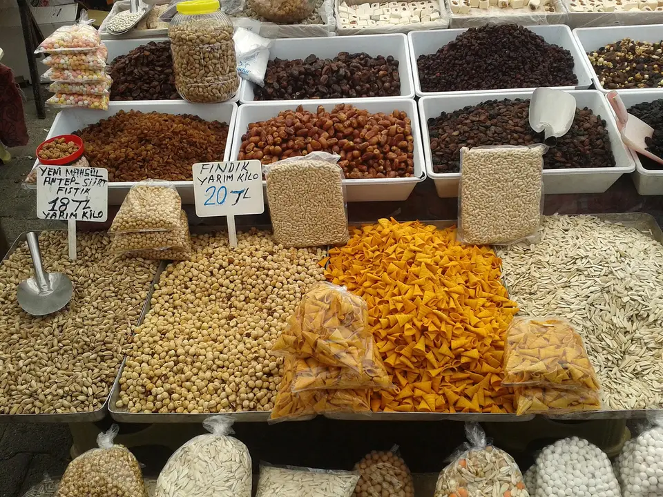 Köyceğiz pazarında kuruyemiş, leblebi ve kuru meyve tezgâhı