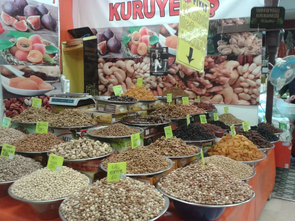Kuruyemişçi tezgâhında fiyat kartlı kaplarda kuruyemiş