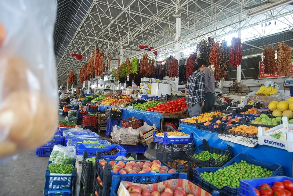 Muğla'da çatılı pazar yerinde kasalar içinde sebze ve meyve tezgâhları