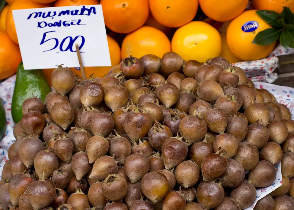 Fiyat kartıyla satılan muşmula ve arkada portakallar