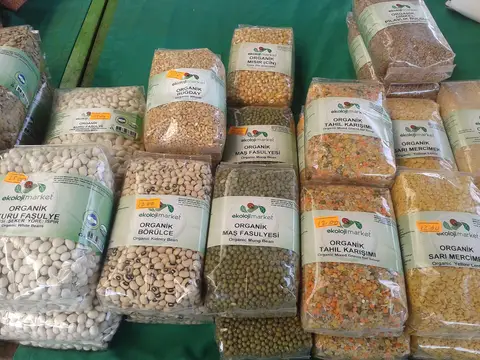 Organik etiketli paketlerde kuru fasulye, nohut ve mercimek