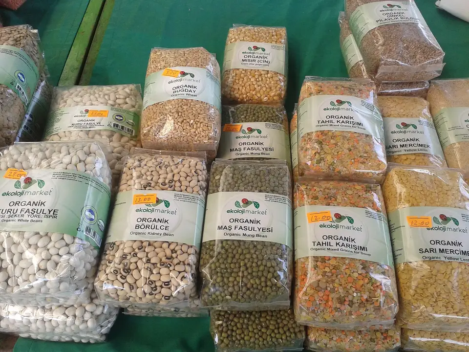 Organik etiketli paketlerde kuru fasulye, nohut ve mercimek