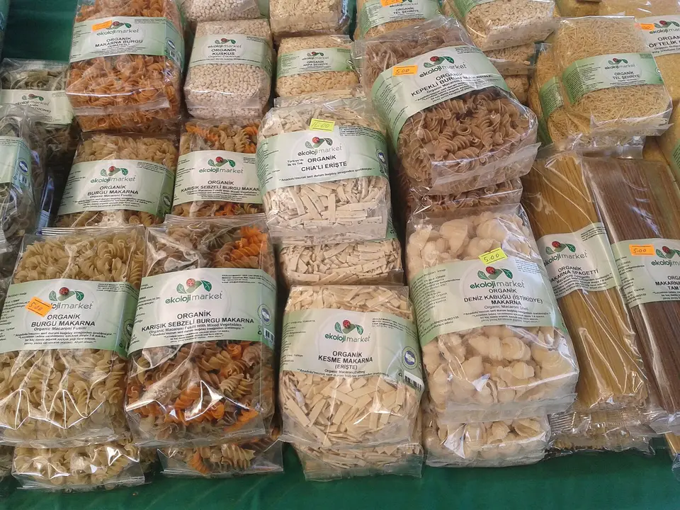 Paketler içinde organik makarna ve erişte çeşitleri