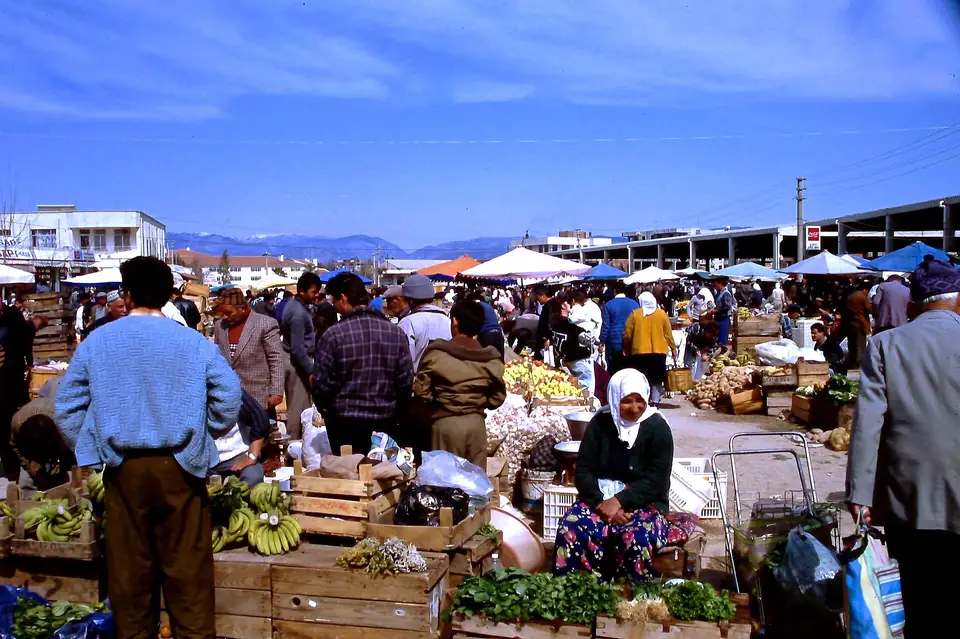 Side Selimiye'de açık alanda kurulan haftalık pazarda tezgâhlar ve alışverişçiler (1992)