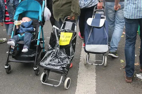 Kaldırımda tekerlekli alışveriş arabaları ve bebek arabası