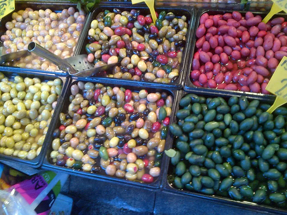 Tezgâhta kaplar içinde yeşil, siyah ve kırma zeytin çeşitleri