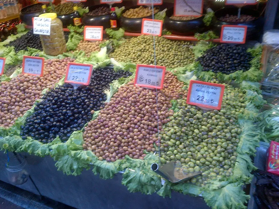 İstanbul'da fiyat kartlı zeytin çeşitleri