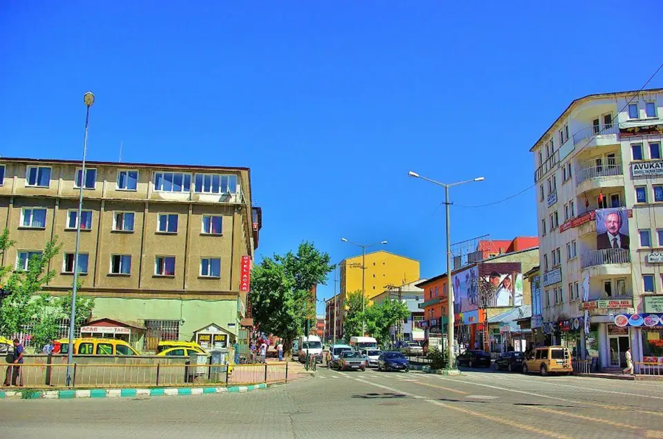 Temsilî görsel — Ağrı Şehir Merkezinden Caddeden Binaların Görünümü