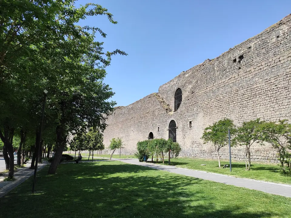 Temsilî görsel — Diyarbakır: tarihî surlar ve önündeki yeşil alan