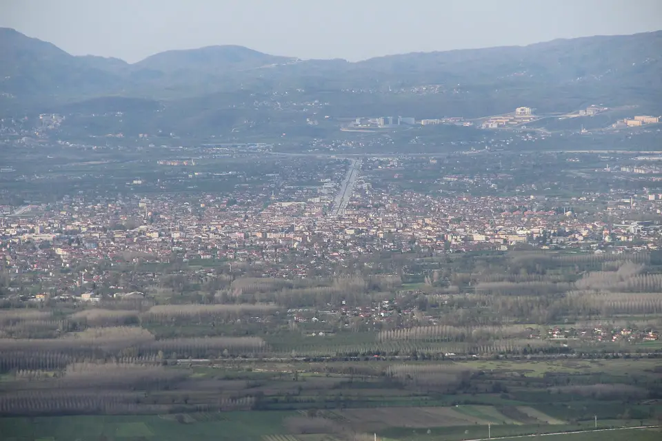 Temsilî görsel — Düzce: ovaya yayılan kent ve arkada dağlar