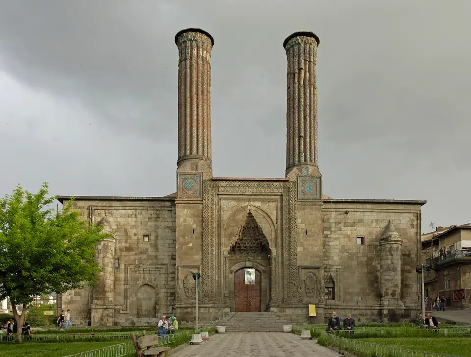 Temsilî görsel — Erzurum: Çifte Minareli Medrese'nin ön cephesi