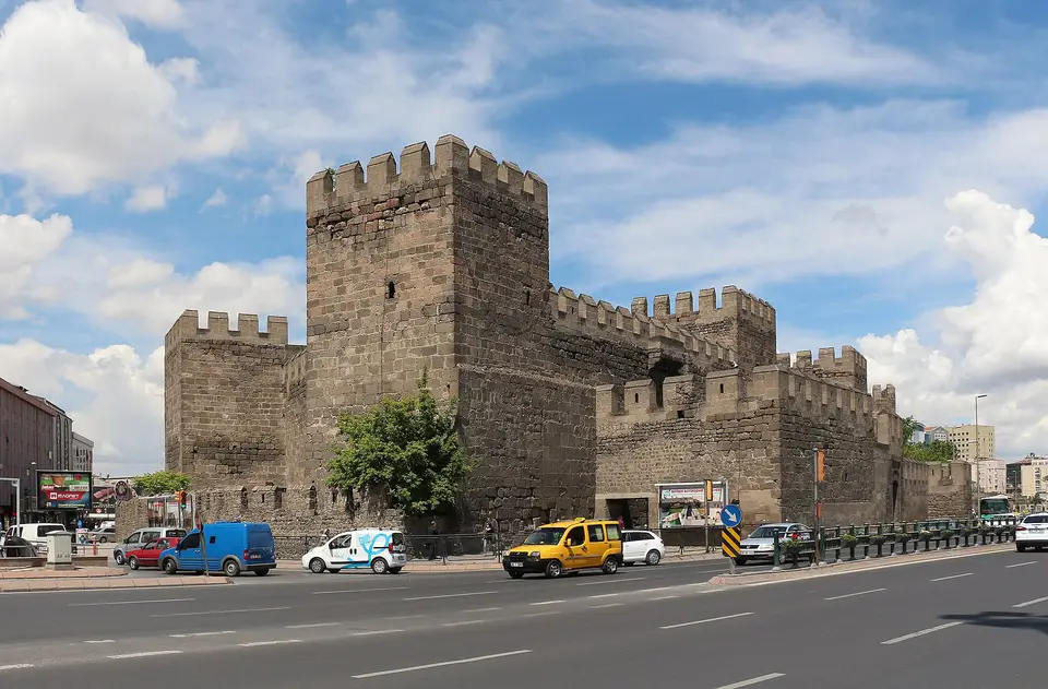 Temsilî görsel — Kayseri: kent merkezinde Kayseri Kalesi surları