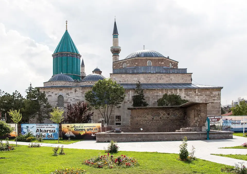 Temsilî görsel — Konya: Mevlana Müzesi'nin yeşil kubbesi ve bahçesi