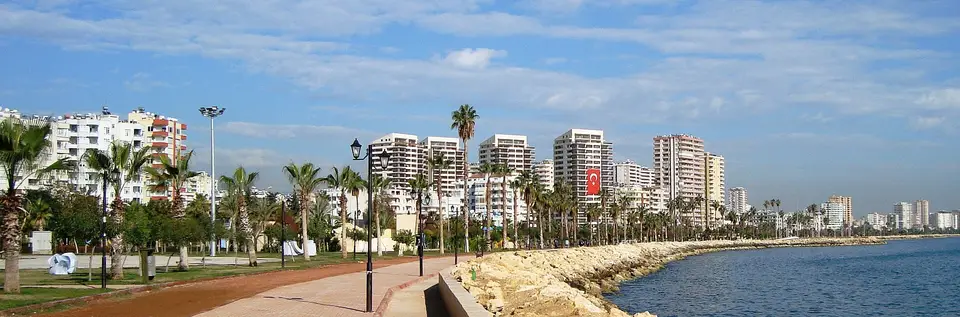 Temsilî görsel — Mersin: palmiyeli sahil yolu ve kıyıdaki yüksek binalar