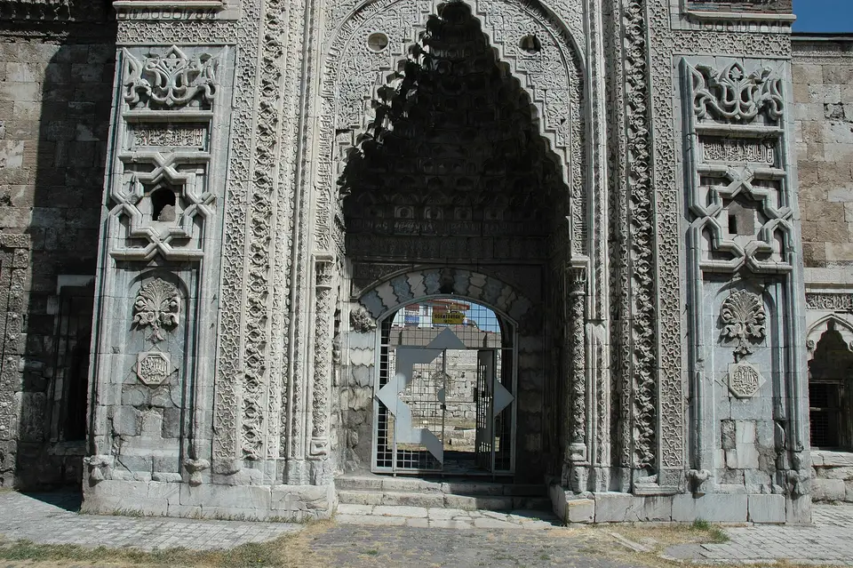 Temsilî görsel — Sivas: Gök Medrese'nin taş işlemeli taç kapısı