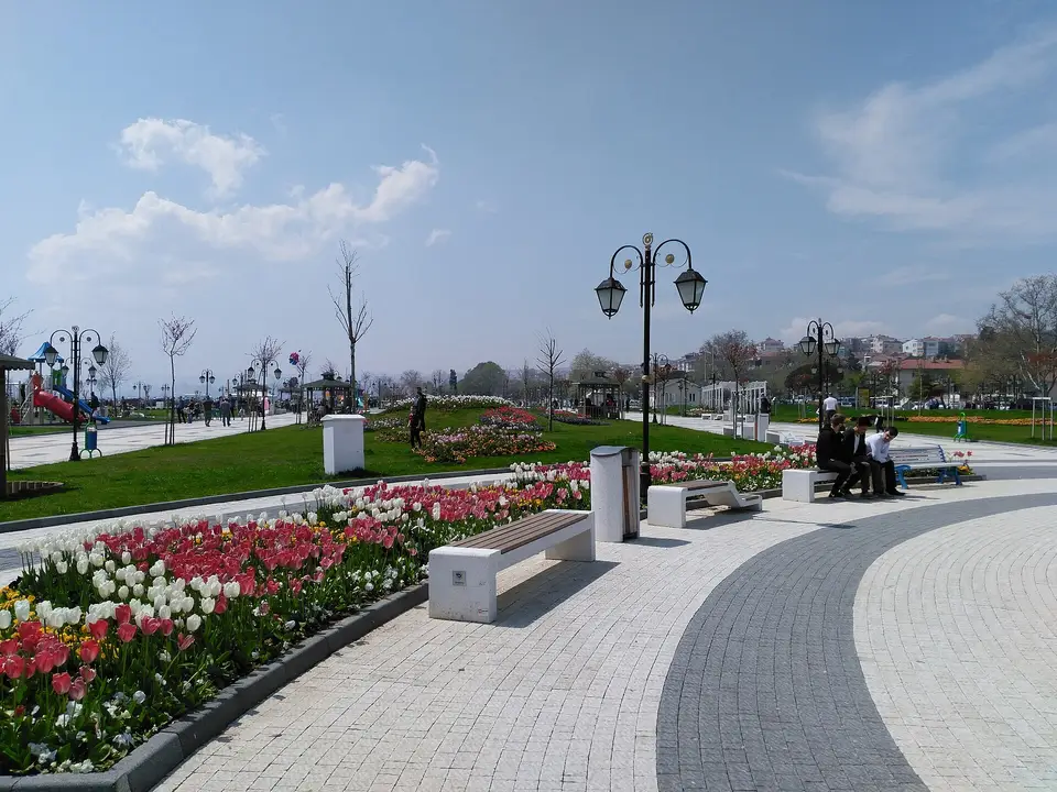 Temsilî görsel — Tekirdağ: Süleymanpaşa sahil yolunda lale tarhları ve yürüyüş alanı