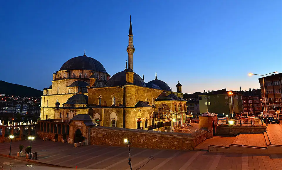 Temsilî görsel — Yozgat: akşam ışığında Çapanoğlu Camii
