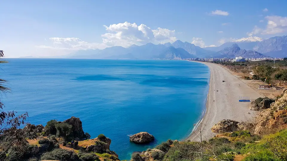 Temsilî görsel — Falezlerden Antalya Konyaaltı Plajına doğru Şubat 2018'e ait bir görünüm