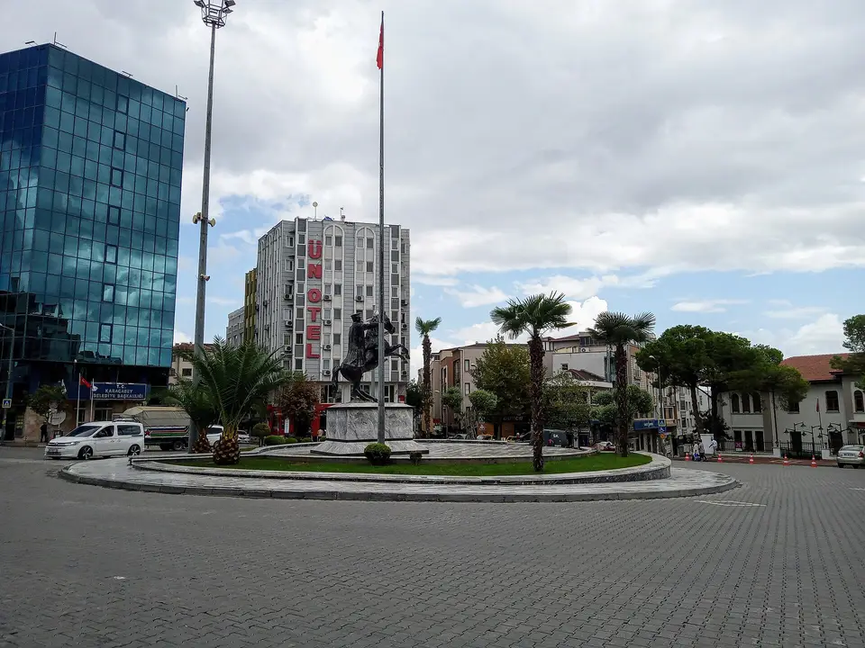 Temsilî görsel — Karacabey Meydanı ve Atatürk Heykeli
