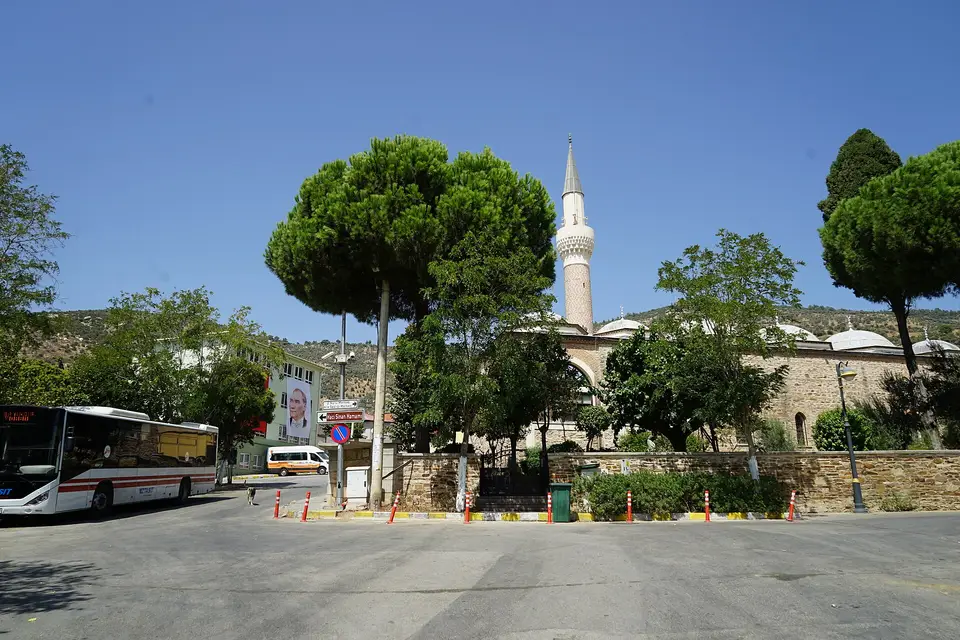 Temsilî görsel — Bayındır (İzmir): bir cami ve çevresi