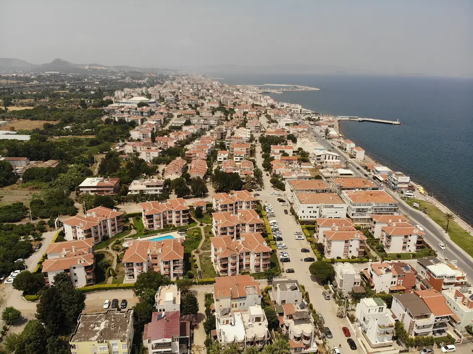 Temsilî görsel — İzmir, Türkiye'deki Güzelbahçe'nin Yalı Mahallesi'nin havadan görünümü